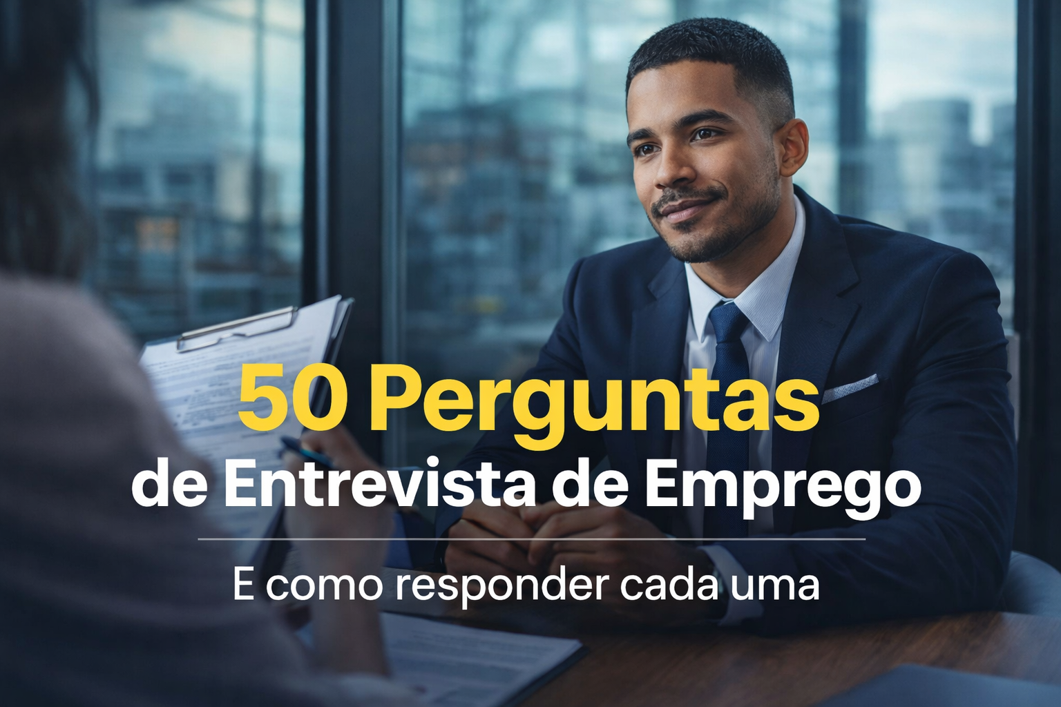 Homem brasileiro se preparando para entrevista de emprego no notebook, com anotações e café na mesa